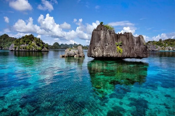 RAJA AMPAT — ULTIMATE INDONESIAN YACHTS – Luxury Yacht Charters in ... Wisata Sejarah Indonesia